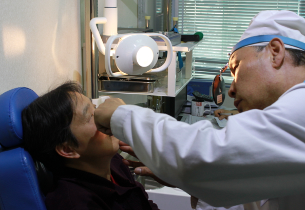 鼻炎患者接受鼻部检查